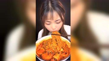 娱乐吃瓜酱女生先道歉,娱乐吃瓜酱背后的故事揭秘